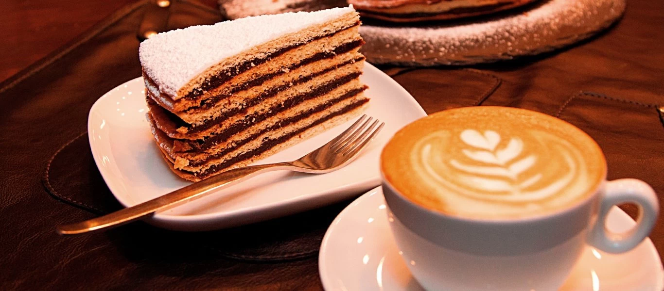 Ψεκάζουν μέχρι και τον καπουτσίνο με... απολυμαντικό! - Σπαρταριστή εικόνα